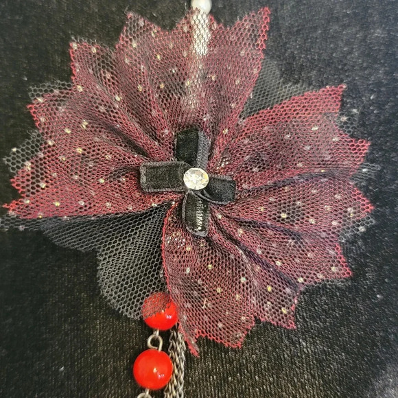 Red black-and-white necklace with flower - Picture 2 of 4